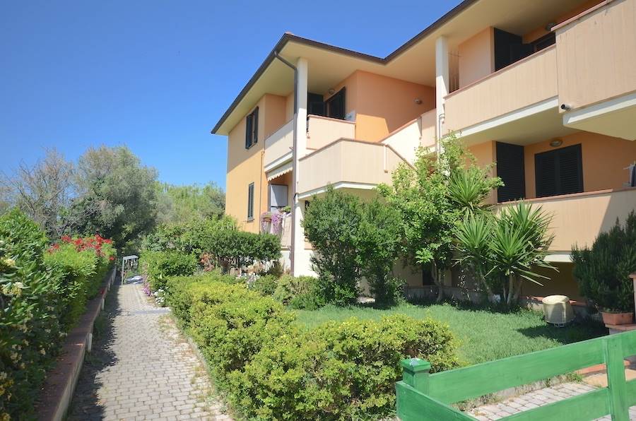 Rosignano Solvay, Tuscany, excellent 2 bed apt, as new
