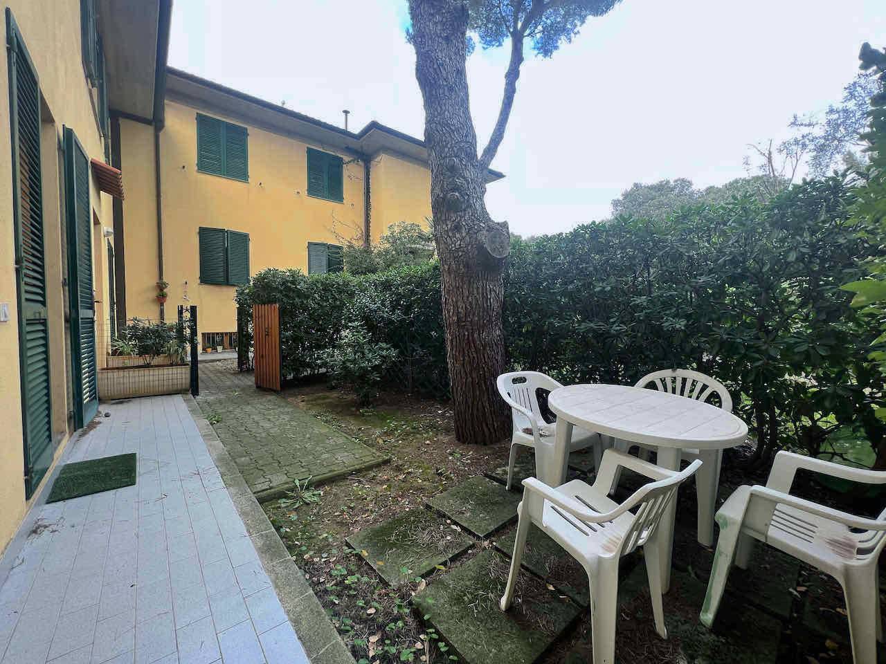 Castiglioncello, app. 4 vani con balcone, garage, doppi servizi e rilassante giardino