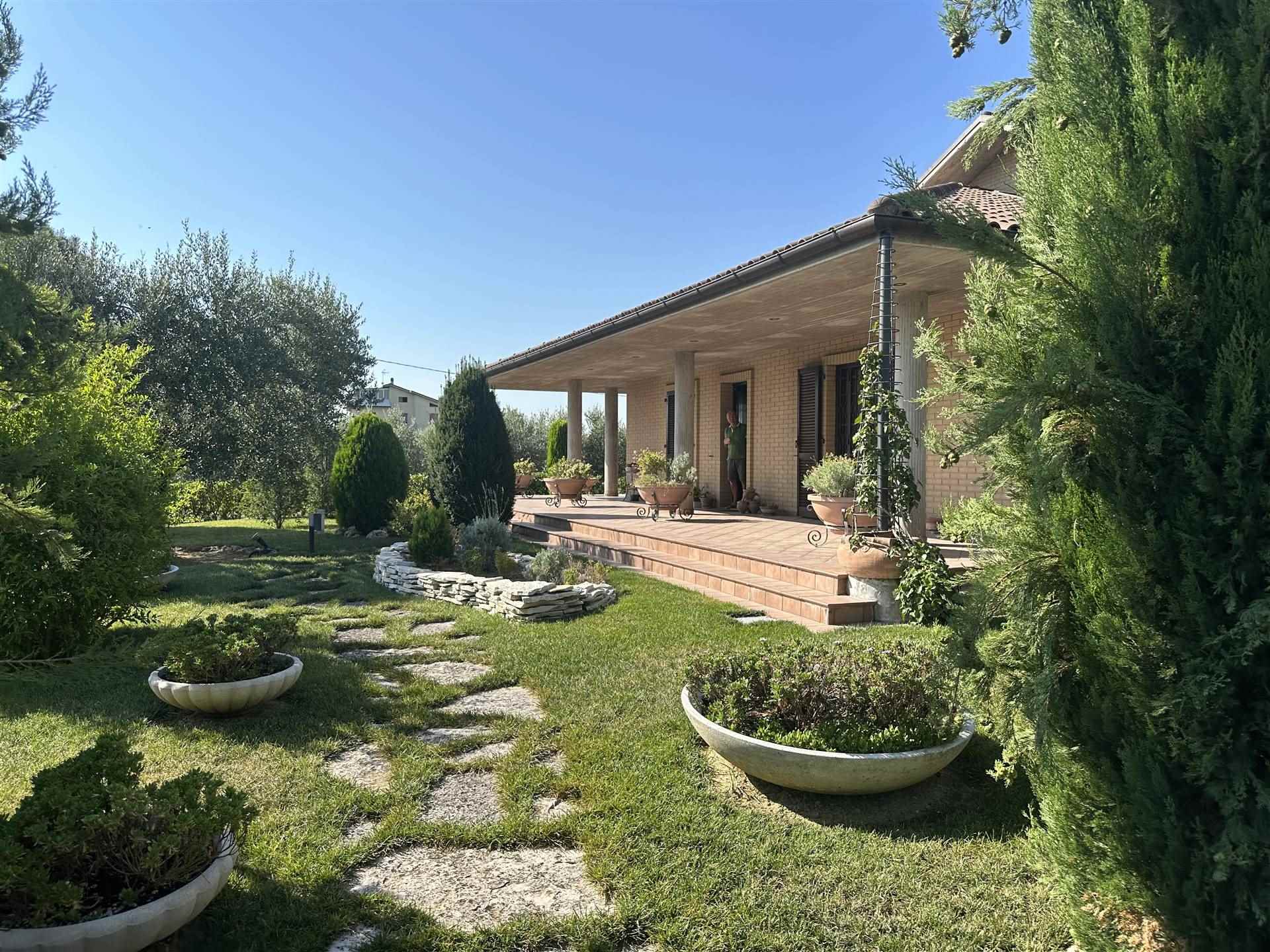 Villa Belvedere, con giardino, portico e doppio garage