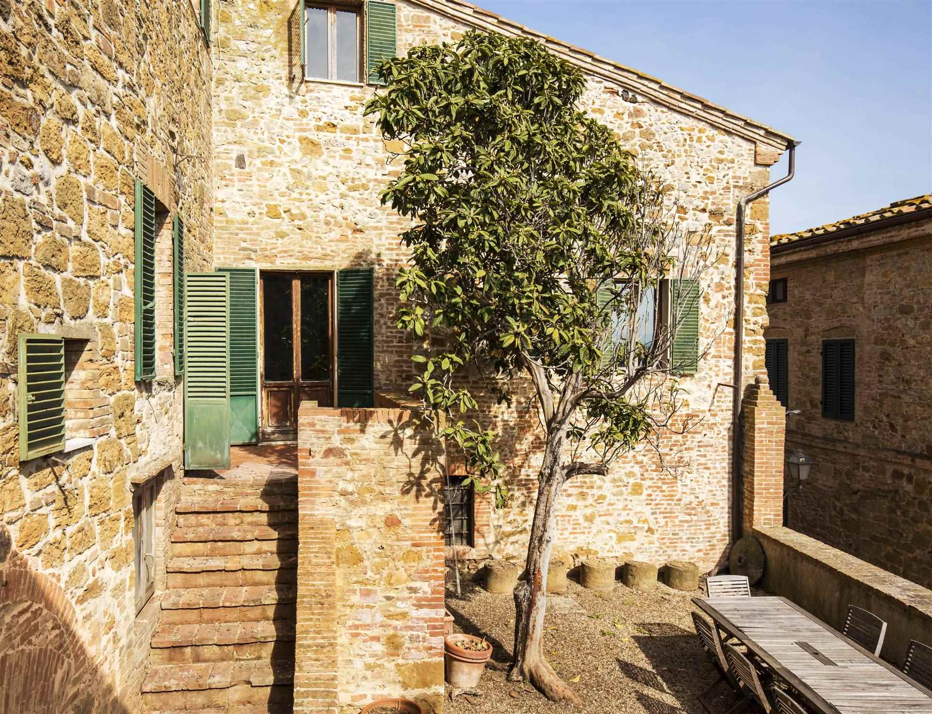 Montisi_romantic_townhouse_with_garden