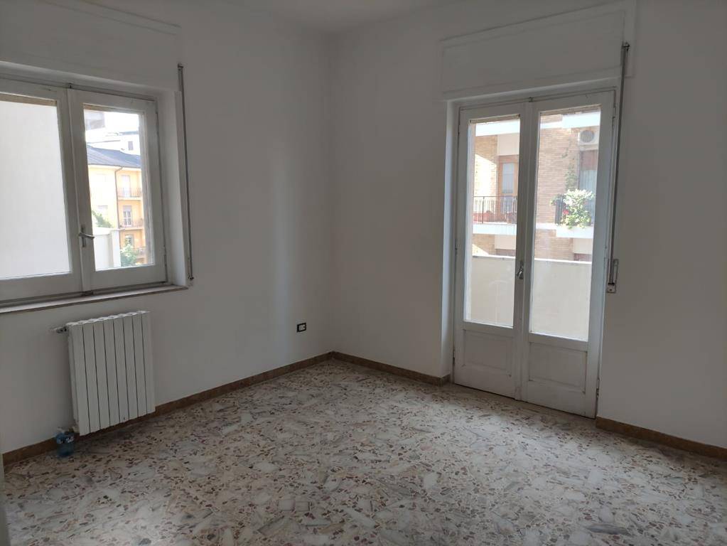 PIAZZA EUROPA, COSENZA, Apartment for rent, Restored, placed at 4° on 6, composed by: 3 Rooms, Separate kitchen, , 2 Bedrooms, 2 Bathrooms, Elevator, 