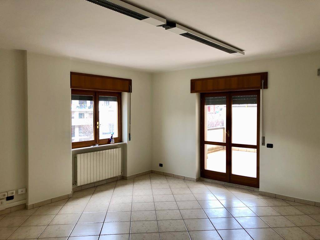 VIALE MANCINI, COSENZA, Office for rent, Almost new, Heating Individual heating system, placed at 2°, composed by: 4 Rooms, 2 Bathrooms, Elevator, 