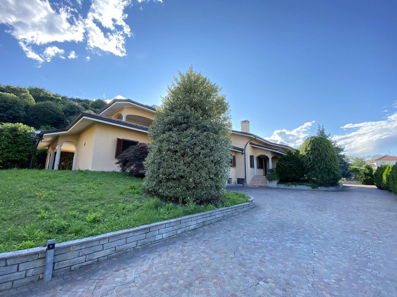 In vendita villa a Gozzano Lago d’Orta provincia di Novara, a soli 14 km da Arona sul Lago Maggiore. PREZZO TRATTABILE. La proprietà in vendita è una villa di 640 mq disposta sui livelli terreno, 