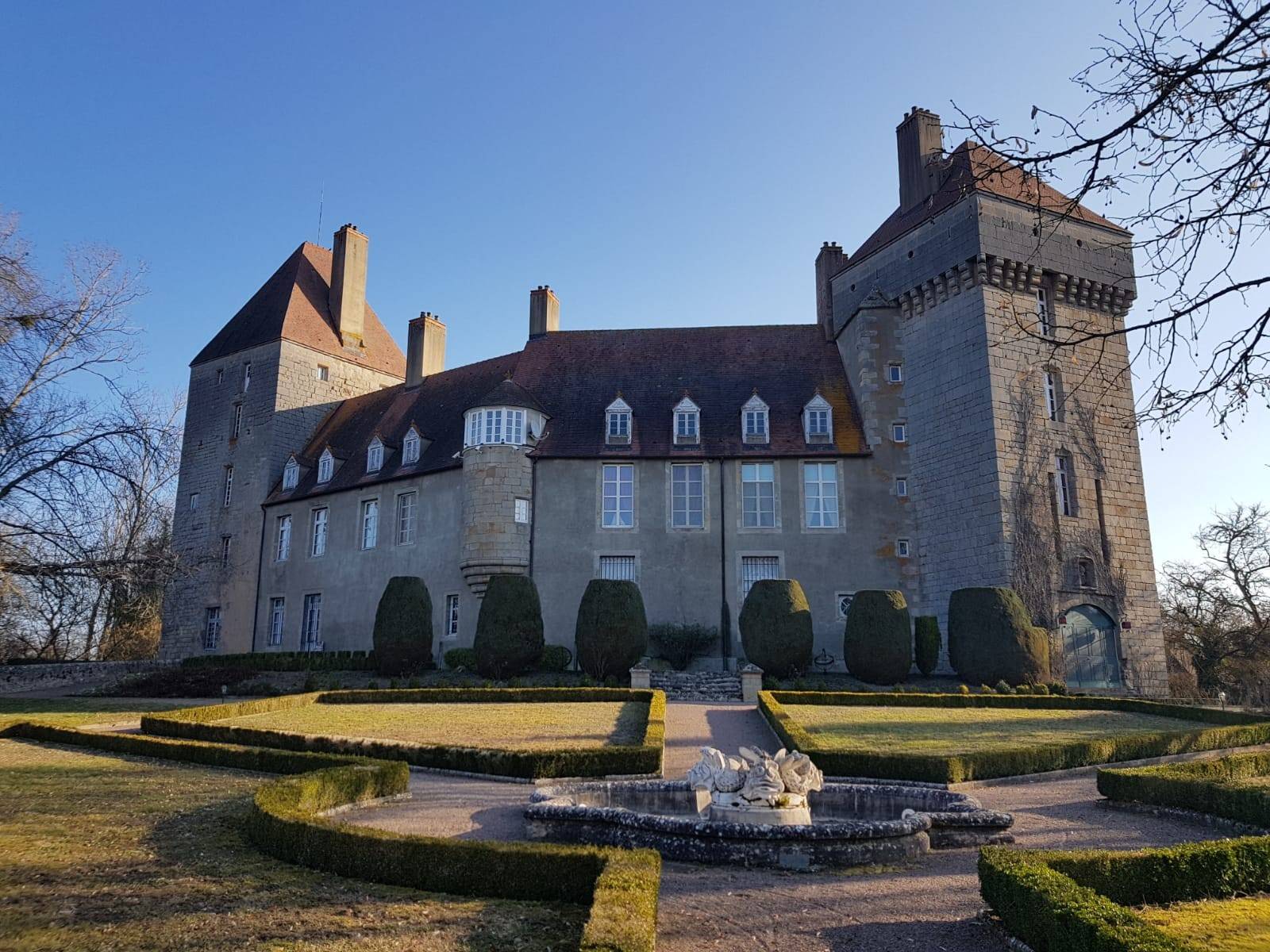 Francia in vendita Castello d'Epinac dipartimento della Saône-et-Loire nella regione della Borgogna-Franca Contea. La prestigiosa proprietà immobiliare di 1.500 mq è composta da: castello, parco, 