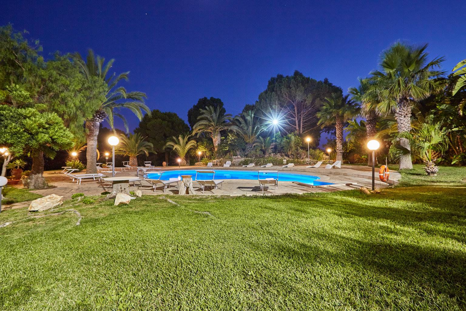Villa con piscina in vendita a Marina di Modica a 300 m dal mare. Splendida proprietà immobiliare in vendita composta da: villa principale di 600 mq, dependance, giardino di 15.000 mq con piscina. La 
