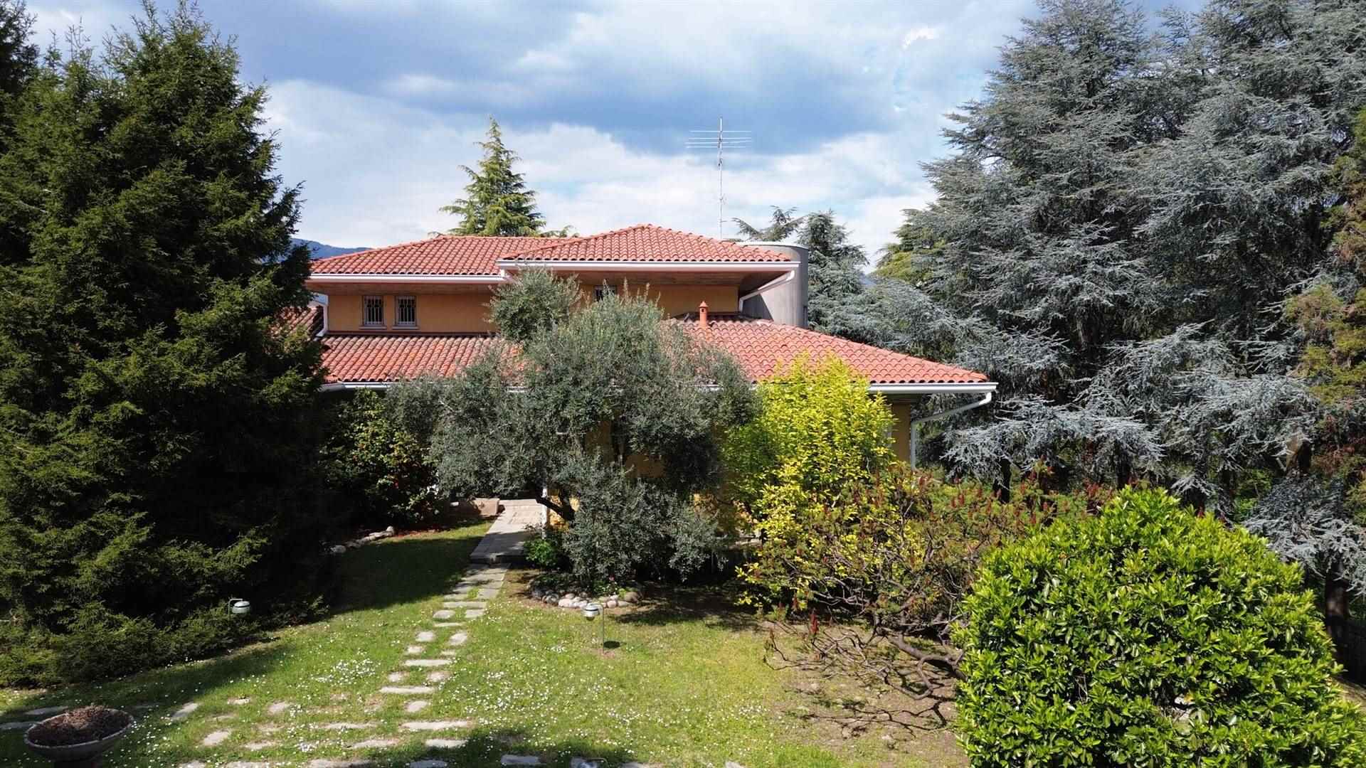 Villa in Via San Francesco 12 a Monguzzo