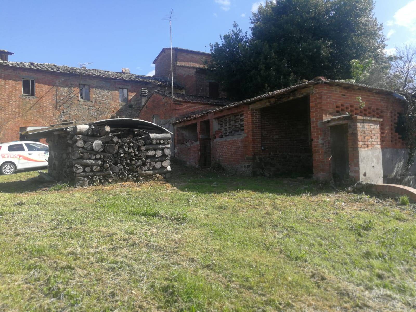 Rustico casale da ristrutturare in zona San Giovanni Dei Mori a Marciano della Chiana