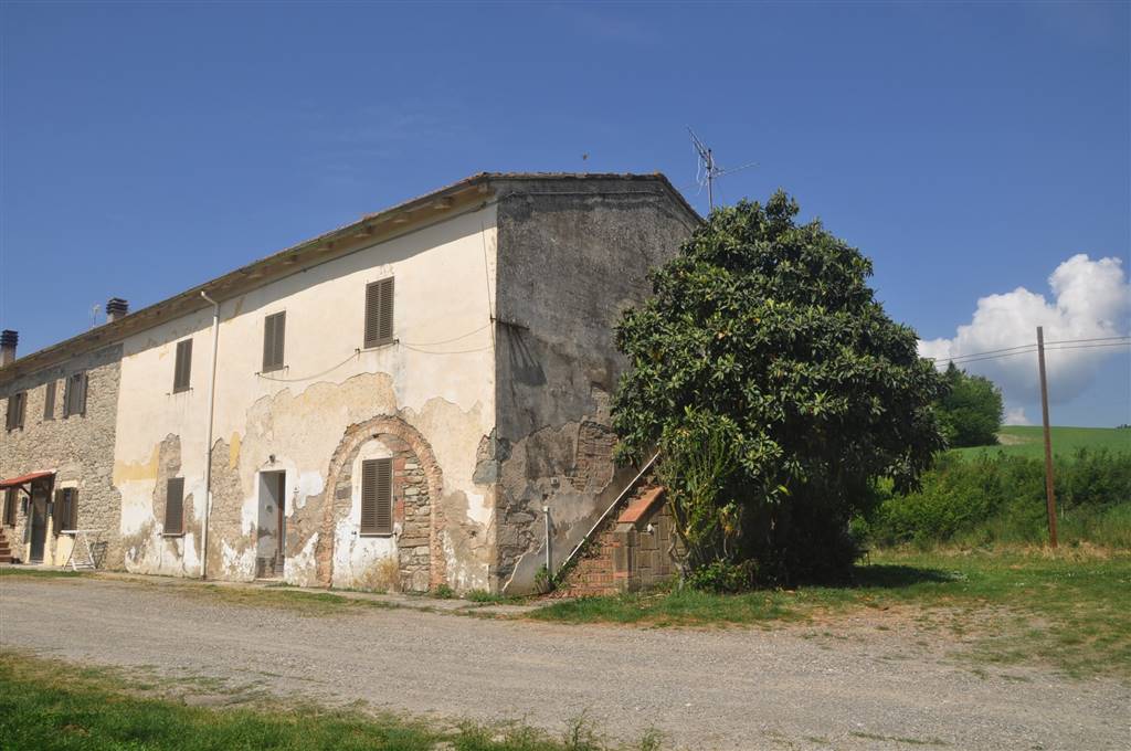 Rustico casale in Via di Val di Cecina in zona Ponteginori a Montecatini Val di Cecina