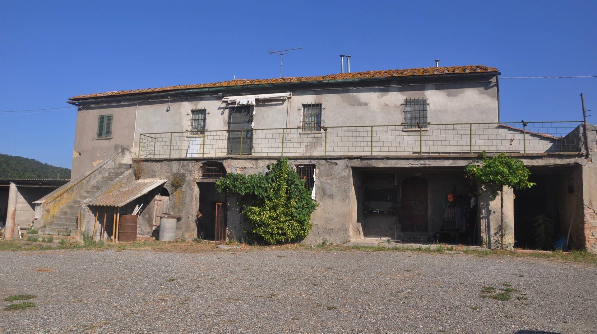 Rustico casale da ristrutturare in zona Ponteginori a Montecatini Val di Cecina