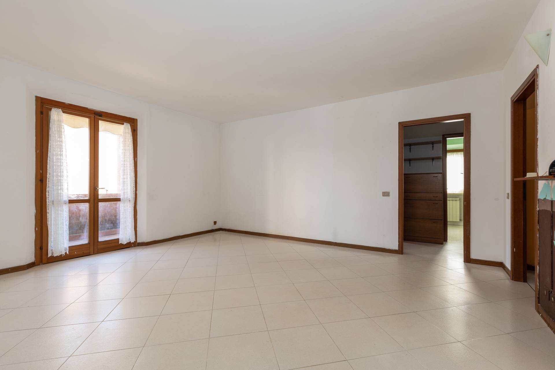Soggiorno con terrazzo comunicante con giardino