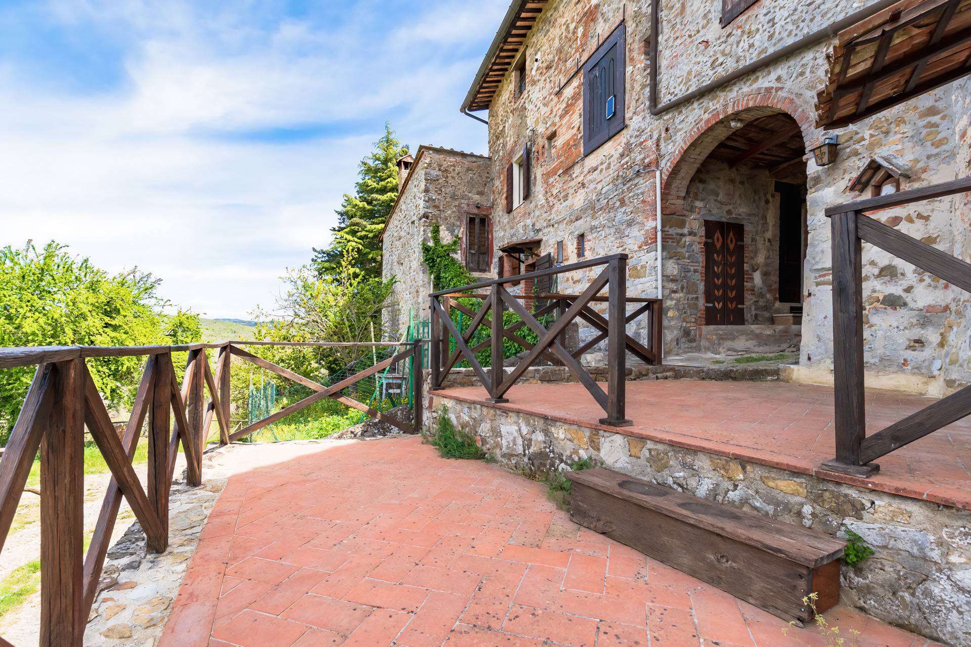 La proprietà si geolocalizza nel cuore del Chianti Classico a soli 10 km da Siena in una zona molto famosa per la produzione di vini e per gli ospiti 