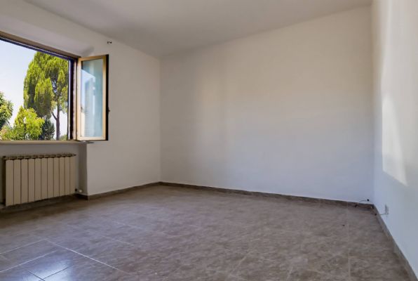 CORONCINA, SIENA, Apartment for sale of 75 Sq. mt., Be restored, Heating Individual heating system, Energetic class: G, Epi: 175 kwh/m2 year, placed at Ground on 1, composed by: 4 Rooms, , 2 Bedrooms,