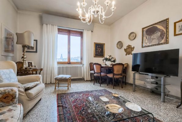 The property is geolocated 400 meters from Porta Ovile, 600 meters from the first available supermarket and 1.1 km from Siena Railway Station. The condominium building, dating back to the 1960s, is 