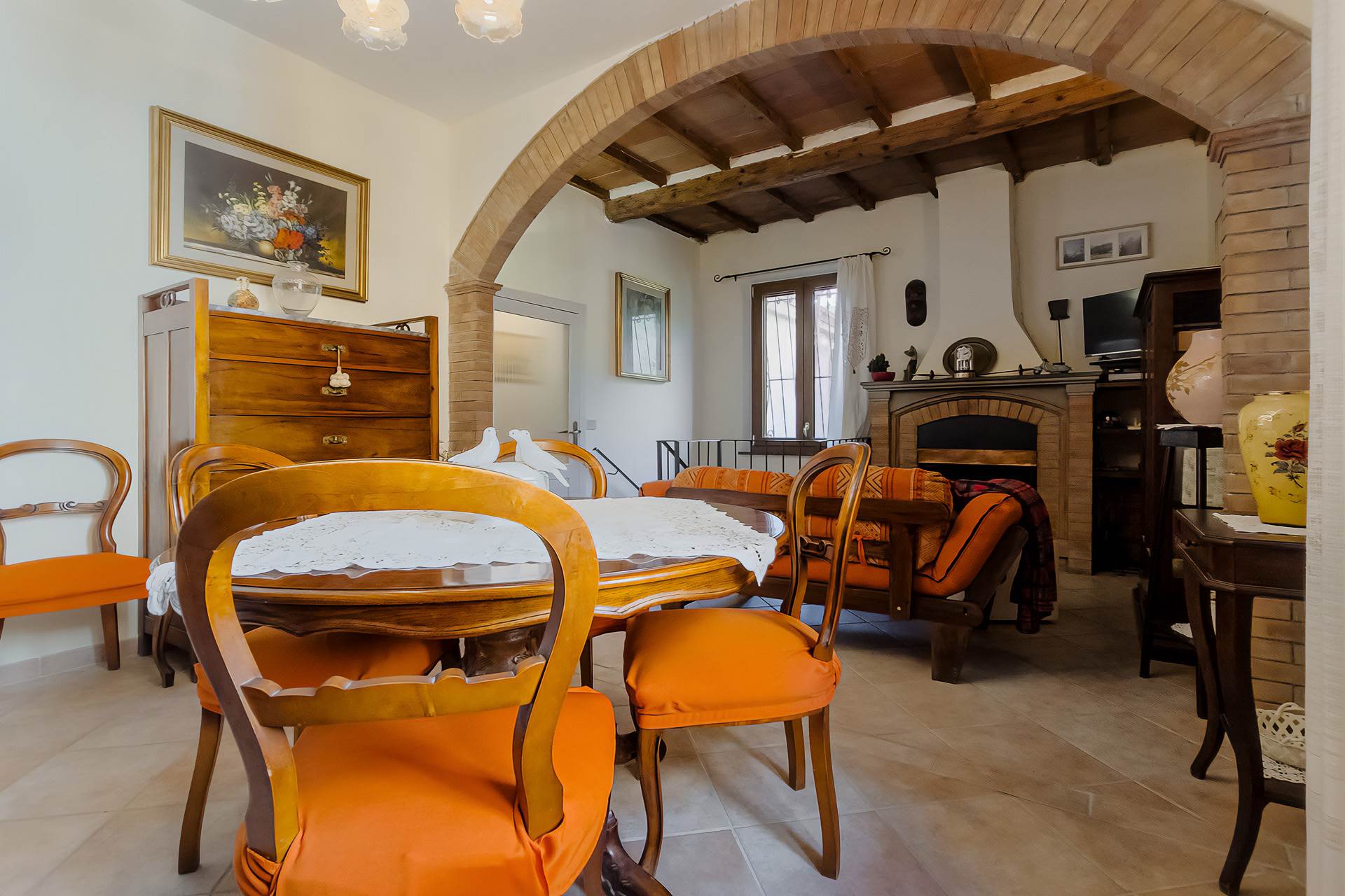 We are in Rosia where this exclusive independent apartment, with an entrance that embodies the elegance and history of the region, is a true gem 
