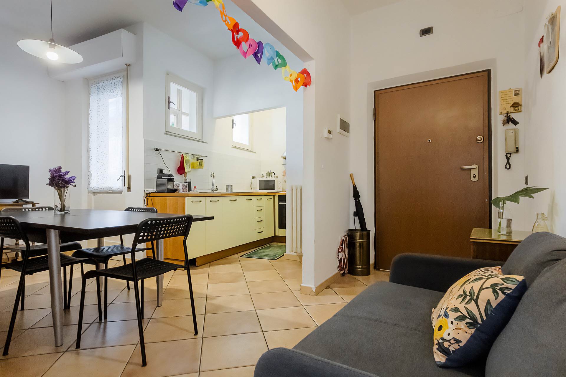 Hidden in a quiet street adjacent to Piazza d'Armi, this charming residence from 1965 offers an oasis of peace in the bustling heart of Siena. On the 