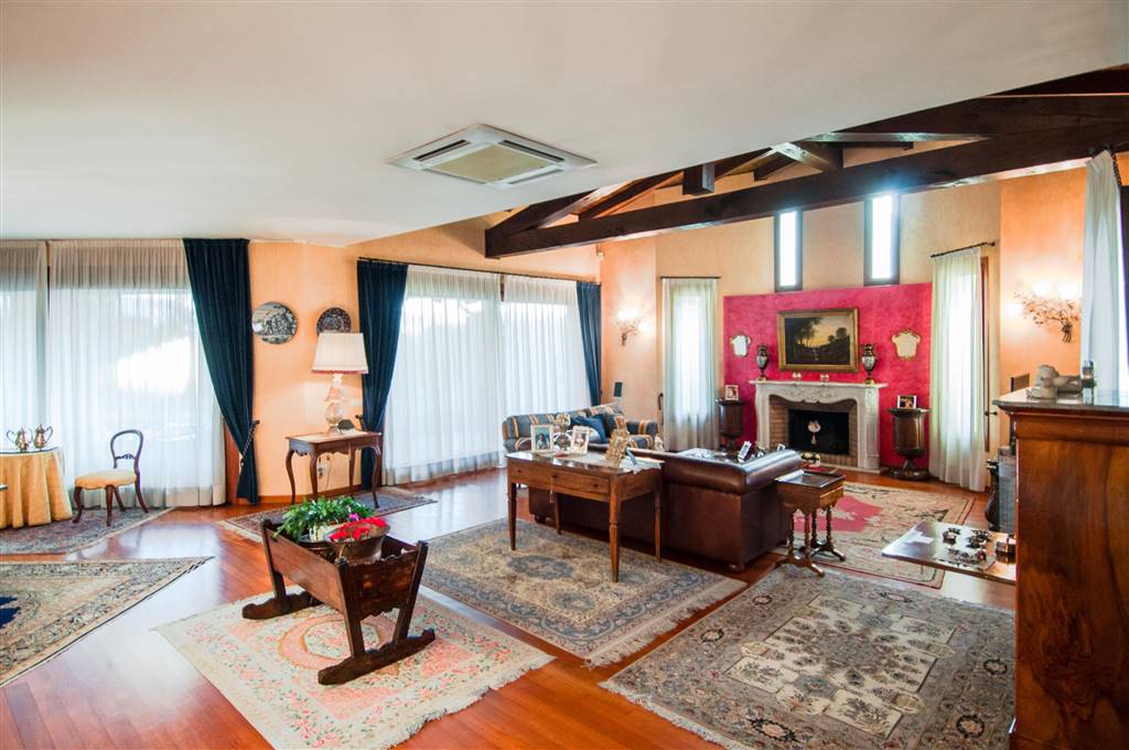 Proponiamo in vendita meravigliosa villa singola di mq totali 600 , così composta: PIANO TERRA -grande salone quadruplo con meraviglioso camino 