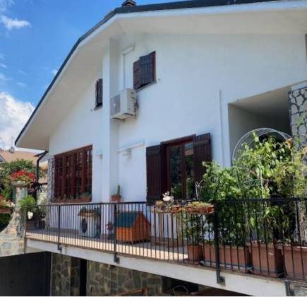 CERNUSCO SUL NAVIGLIO, Villa for sale of 238 Sq. mt., Good condition, Heating Individual heating system, Energetic class: G, placed at Raised, composed by: 8 Rooms, Separate kitchen, , 2 Bedrooms, 3 