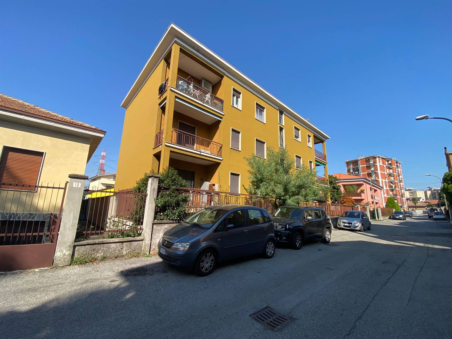 BRUGHERIO, Apartment for sale of 120 Sq. mt., Good condition, Heating Individual heating system, Energetic class: G, Epi: 300 kwh/m2 year, composed by: 4 Rooms, , 1 Bathroom, Price: € 1,000