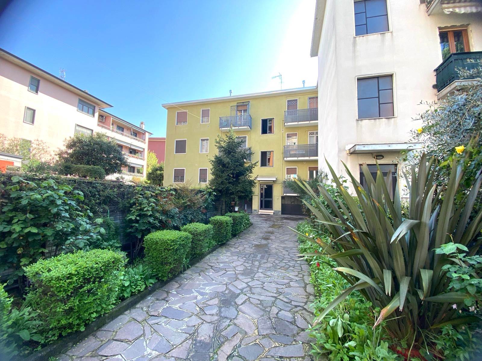 SEGGIANO, PIOLTELLO, Apartment for sale of 83 Sq. mt., Excellent Condition, Heating Individual heating system, Energetic class: G, Epi: 300 kwh/m2 year, placed at 2° on 2, composed by: 3 Rooms, 