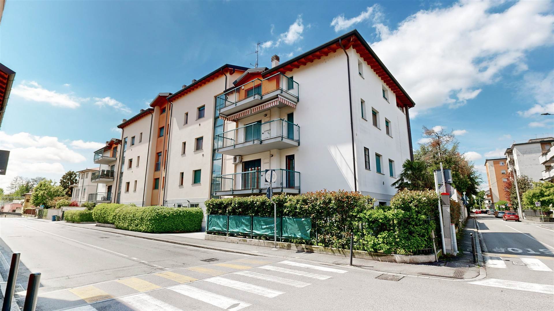 Nel cuore di Melzo, in via Gorizia, sorge un bellissimo contesto: un luminoso e spazioso appartamento duplex all'ultimo piano, che incanta con la sua 