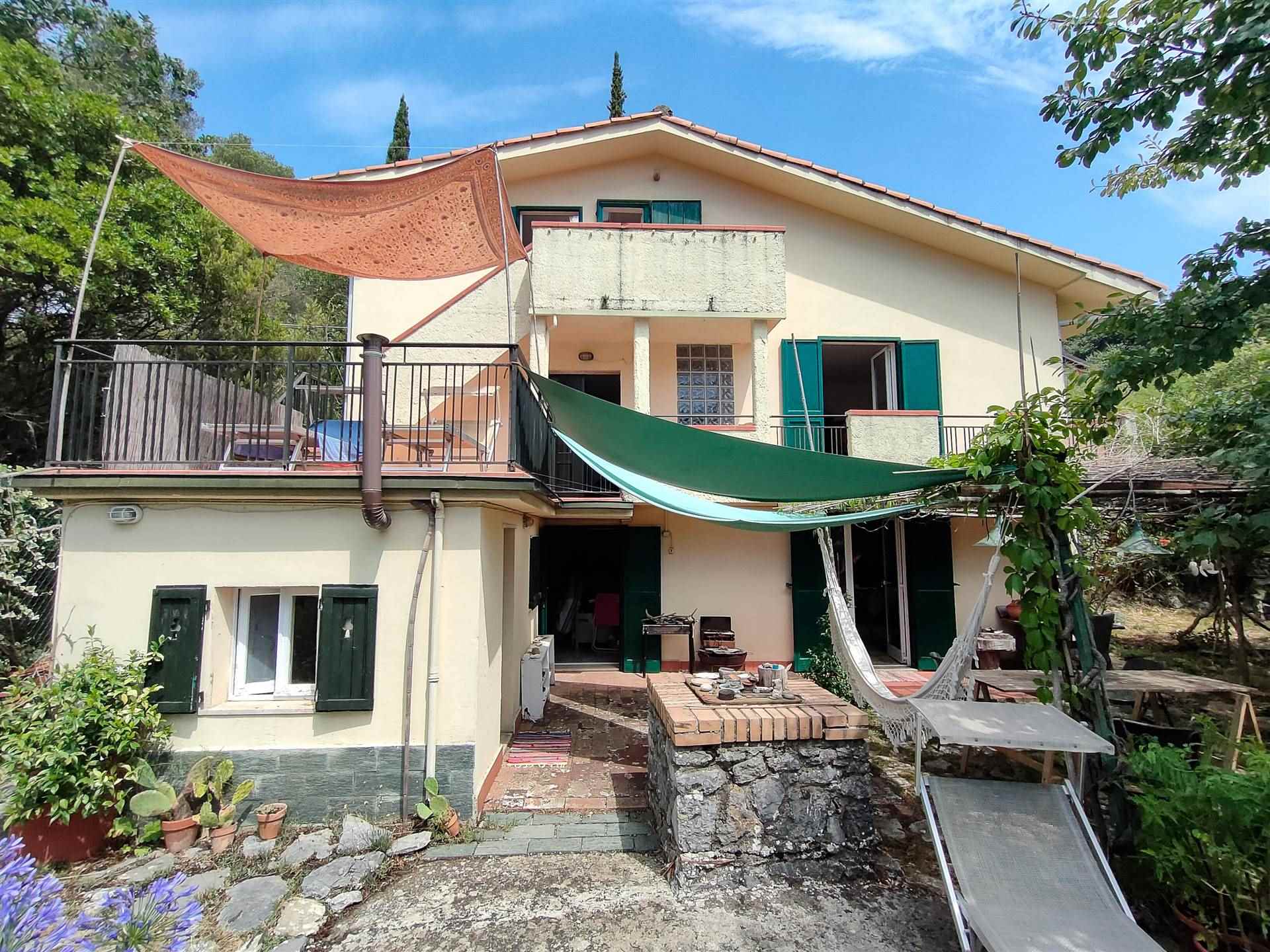 Casa singola abitabile in zona Montemarcello a Ameglia