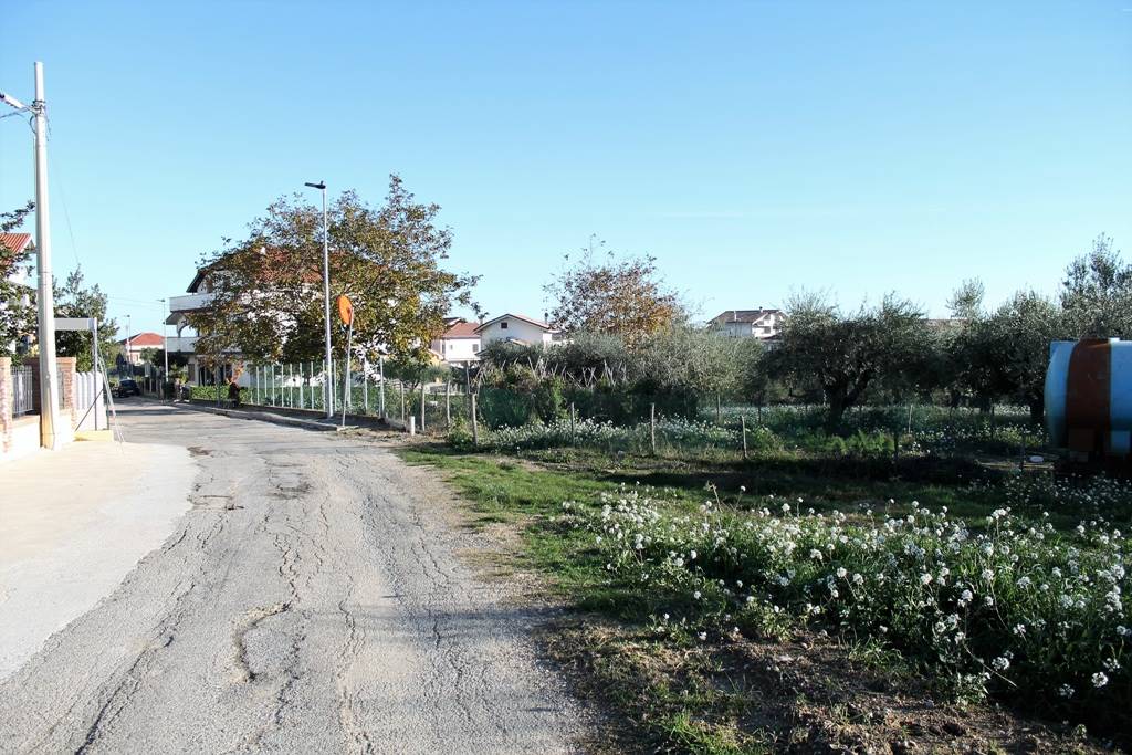 Proponiamo in vendita lotto di terreno edificabile a Silvi nella frazione di Pianacce in contesto residenziale e signorile, contornato da abitazioni 