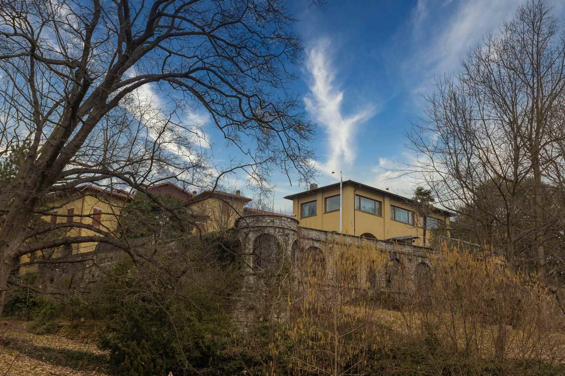 Villa in vendita a Gavirate Varese