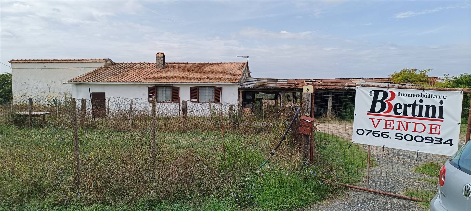 Looking for a great investment opportunity? Look no further than this incredible property in Cerveteri Zambra! With 5.6 hectares of land, a charming 