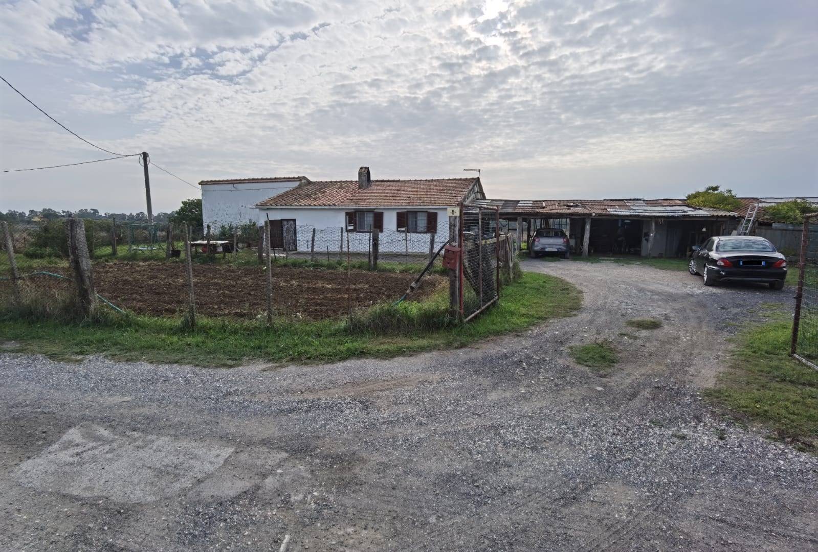 EXCELLENT INVESTMENT: CERVETERI Locality ZAMBRA We offer 5.6 HA of land with farmhouse completely to be restored. Suitable for farm, farmhouse, b & b,