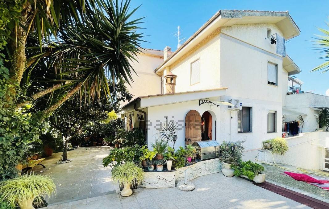The Bertini Real Estate Agency offers for sale in Civitavecchia in the San Gordiano area an Apartment in a Villa with 2 independent entrances, 