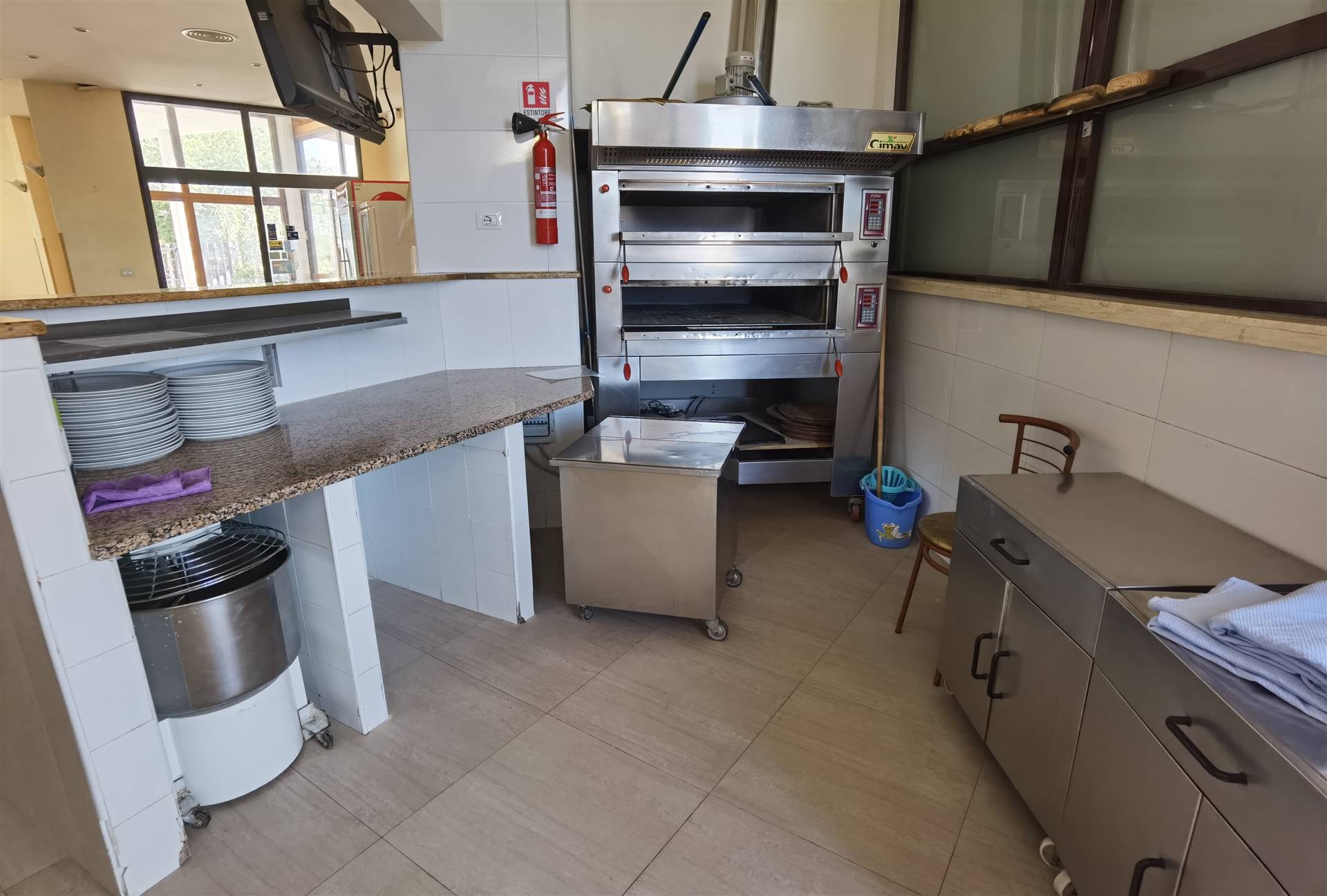 Immobiliare Bertini propone a Santa Marinella, attività di ristorazione-pizzeria. Capienza di circa 70 posti interni e 100 esterni, cucina 