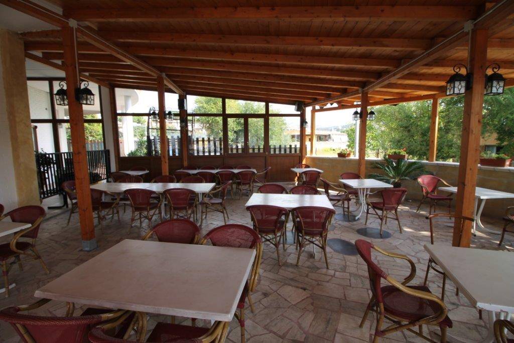 Proponiamo a Santa Marinella zona Fiori, locale commerciale con ampia veranda. Il locale di 140 mq. coperti con ampia veranda di circa 150 mq. Ottimo 