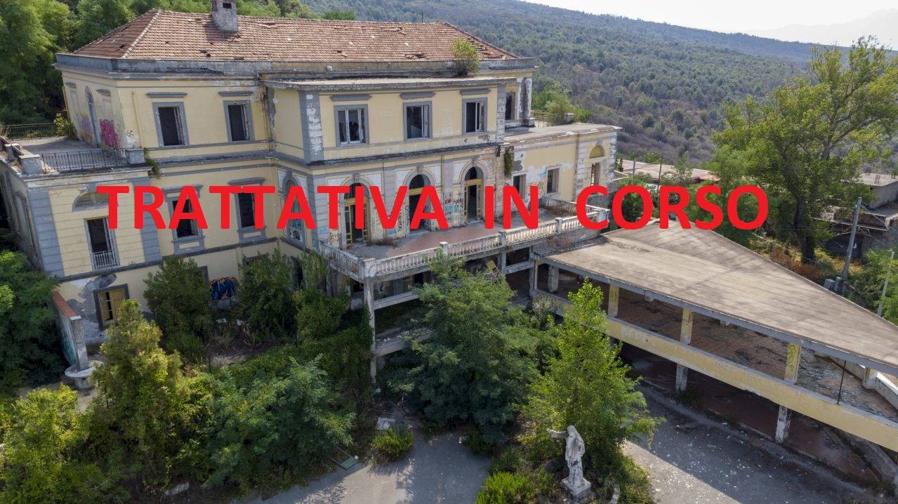 Si VALUTANO PROPOSTE Adiacente all'Osservatorio Vesuviano, alle pendici del Vesuvio, l'immobiliare Bertini propone in vendita la struttura dell'HOTEL 