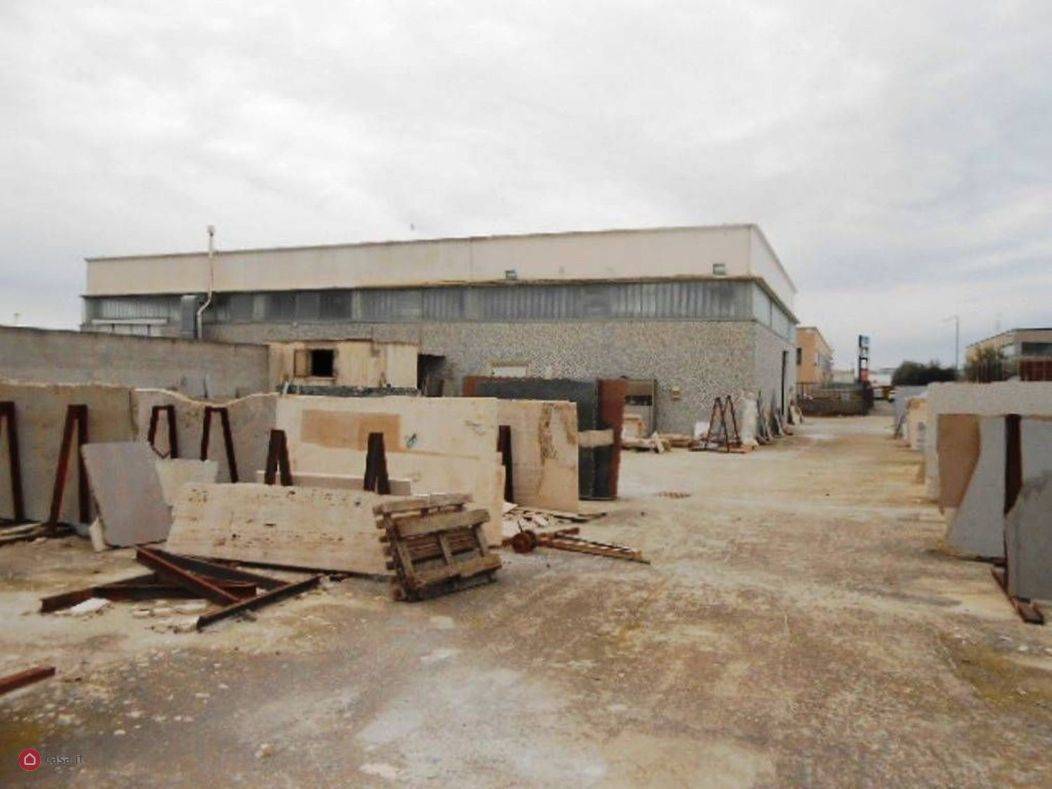 CIVITAVECCHIA, Industrial warehouse for sale of 316 Sq. mt., Good condition, composed by: 2 Rooms, 1 Bathroom, Garden, Price: € 290,000