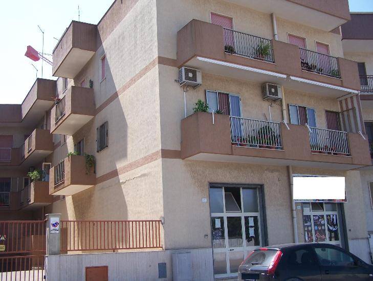 San Giorgio Jonico Via Moscatelli - VENDIAMO Appartamento al secondo piano senza ascensore composto da ingresso, soggiorno+cucinino, 4 vani, 2 bagni, 