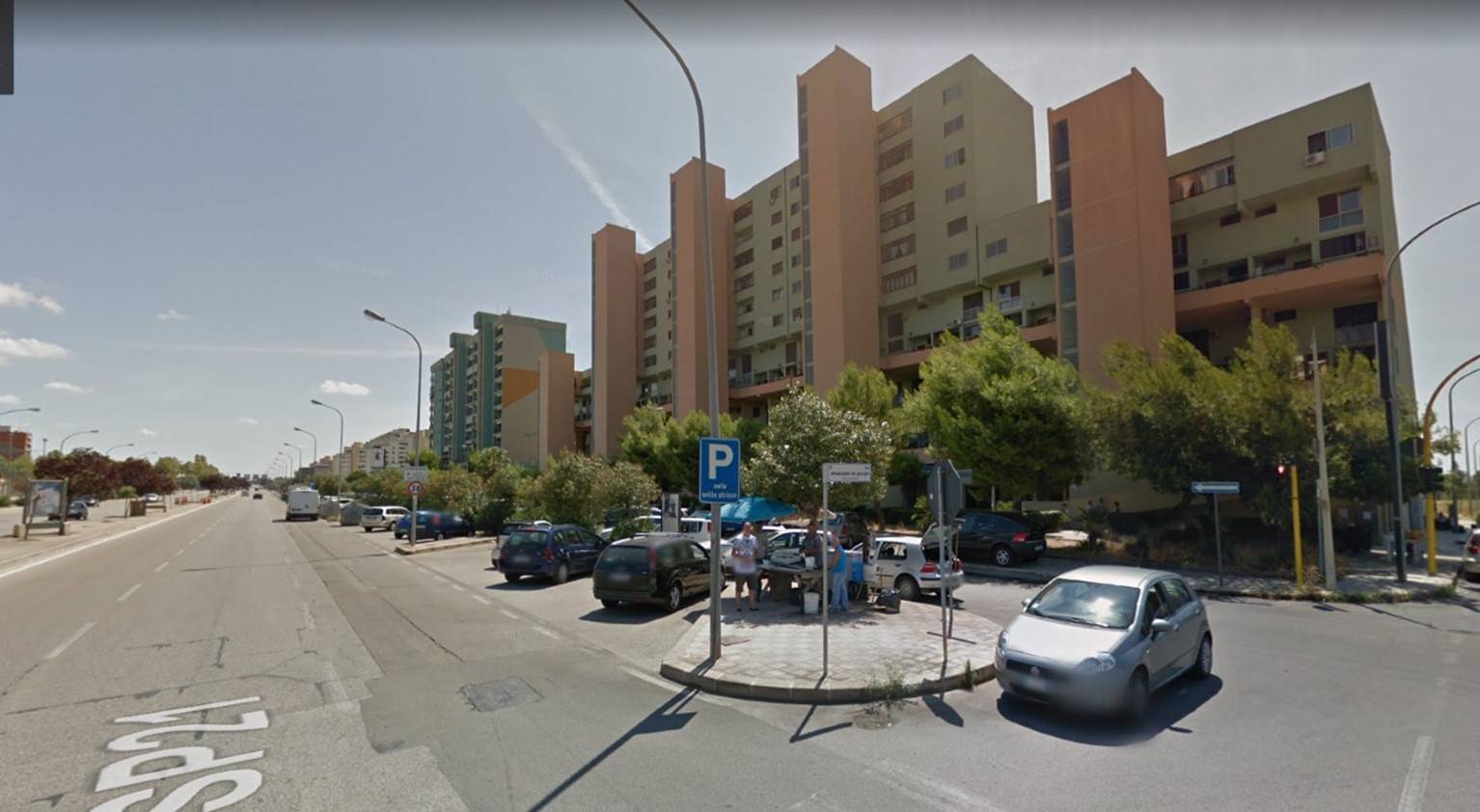 Viale Giuseppe Cannata - Quartiere Paolo VI - zona servilissima da attività commerciali e mezzi di comunicazione, in complesso denominato La 