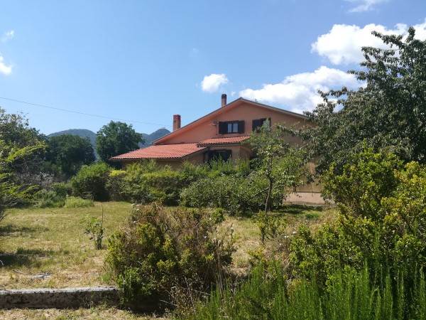 MONTELLA, Villa for sale of 210 Sq. mt., Good condition, Heating Individual heating system, Energetic class: E, placed at 3° on 3, composed by: 8.5 