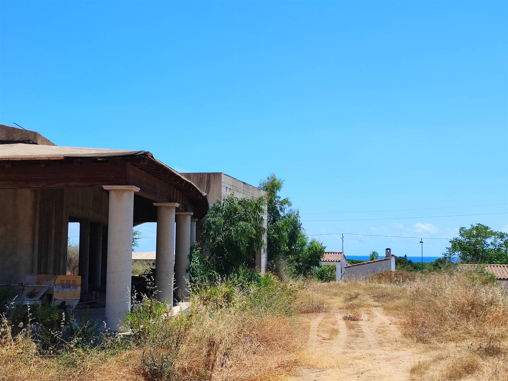 MARINA DI TERTENIA, IN LOCALITA' FOXI MANNA, - A circa 460 metri reali a piedi dalla spiaggia, proponiamo ampio rustico ad uso commerciale, con 