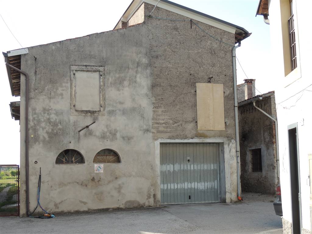 Rustico casale da ristrutturare in zona Quaderni a Villafranca di Verona