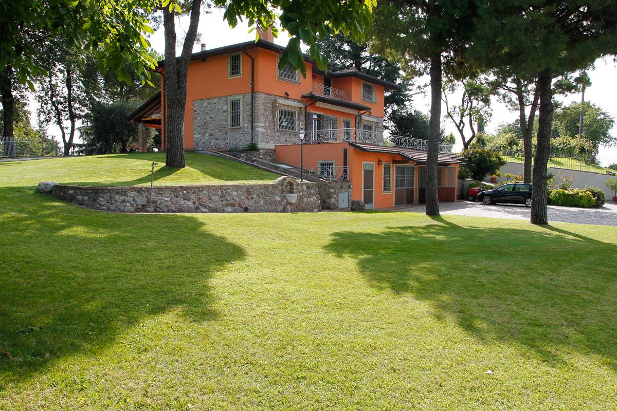 Nella pace e nel verde delle colline moreniche, a pochi chilometri dal lago di Garda, la residenza, costruita con materiali di elevata qualità, si 
