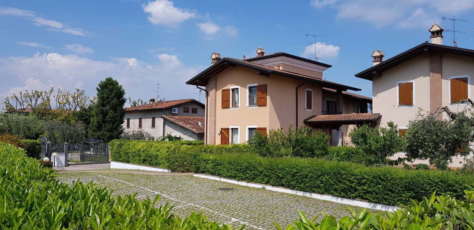 BARCUZZI, LONATO, Apartment for sale of 380 Sq. mt., Excellent Condition, Heating Individual heating system, Energetic class: F, placed at Ground, 