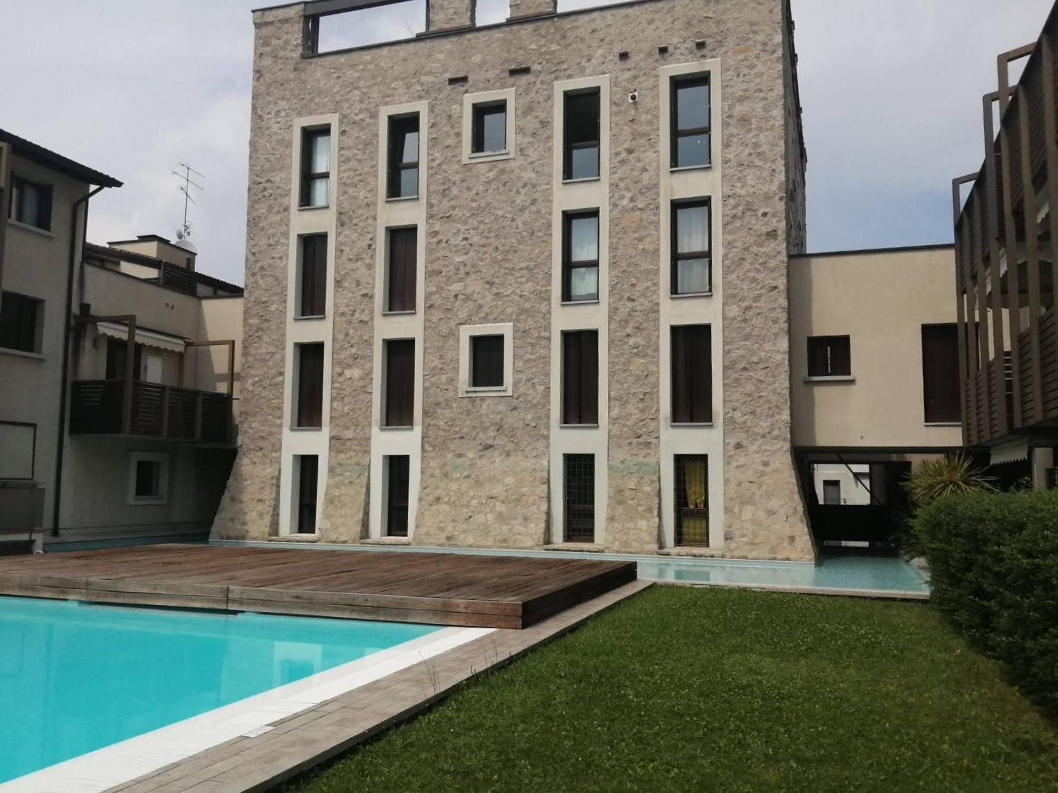 Nel centro storico di Moniga del Garda, in elegante e prestigioso residence con piscina, proponiamo trilocale con box al piano primo servito da 