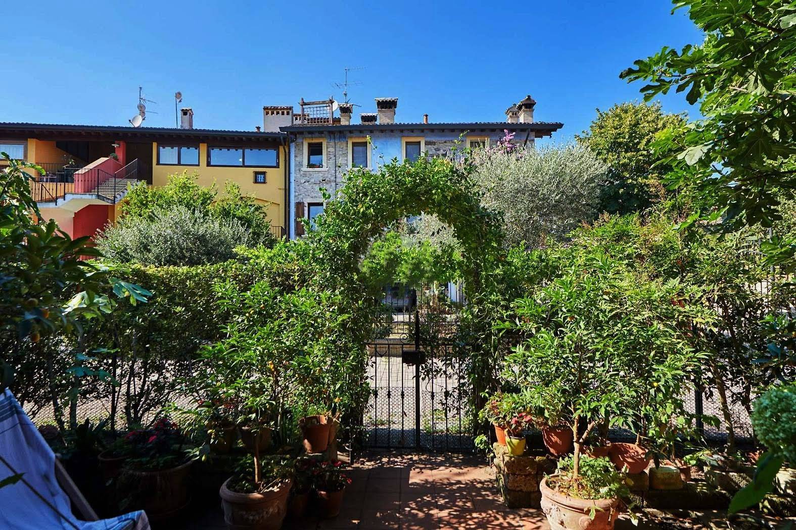 Desenzano del Garda Vaccarolo (8,6 Km. da Desenzano del Garda) immerso nel verde delle campagne disponibile ampio appartamento Trilocale con portico e giardinetto privati. L'appartamento si inserisce 