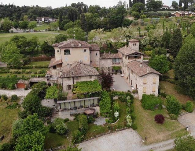Rustico casale in vendita a Desenzano Del Garda Brescia Centri: Desenzano Del Garda