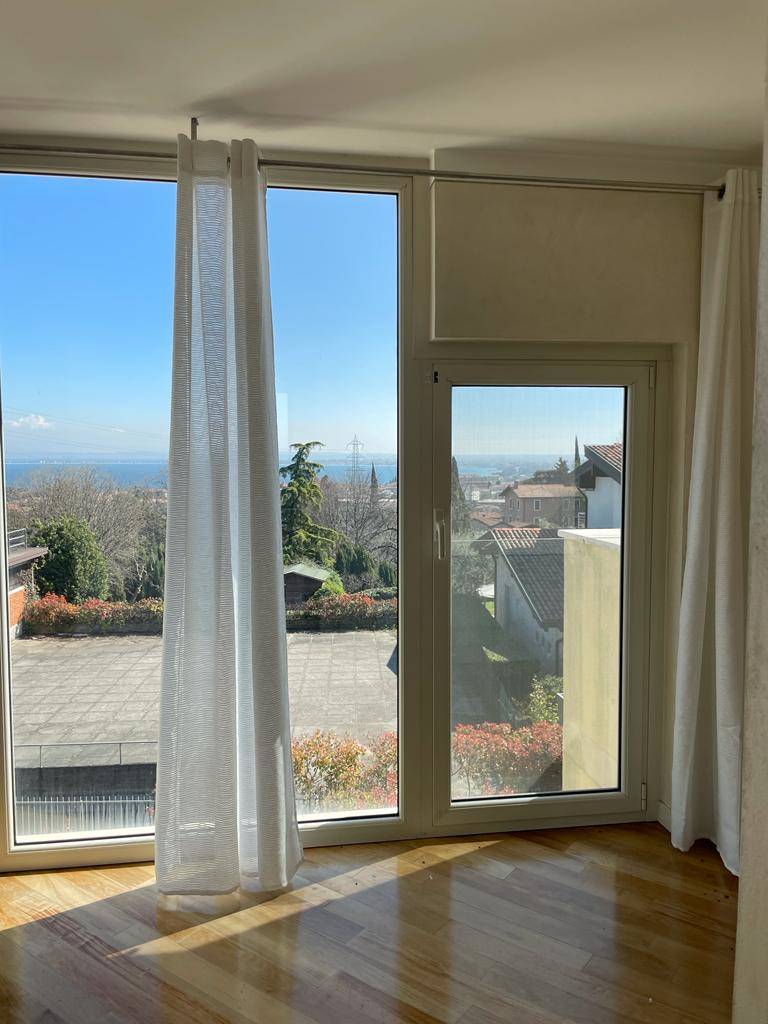 DESENZANO DEL GARDA, Penthouse for sale of 130 Sq. mt., Excellent Condition, Heating To floor, Energetic class: B, placed at 2°, composed by: 4 Rooms,