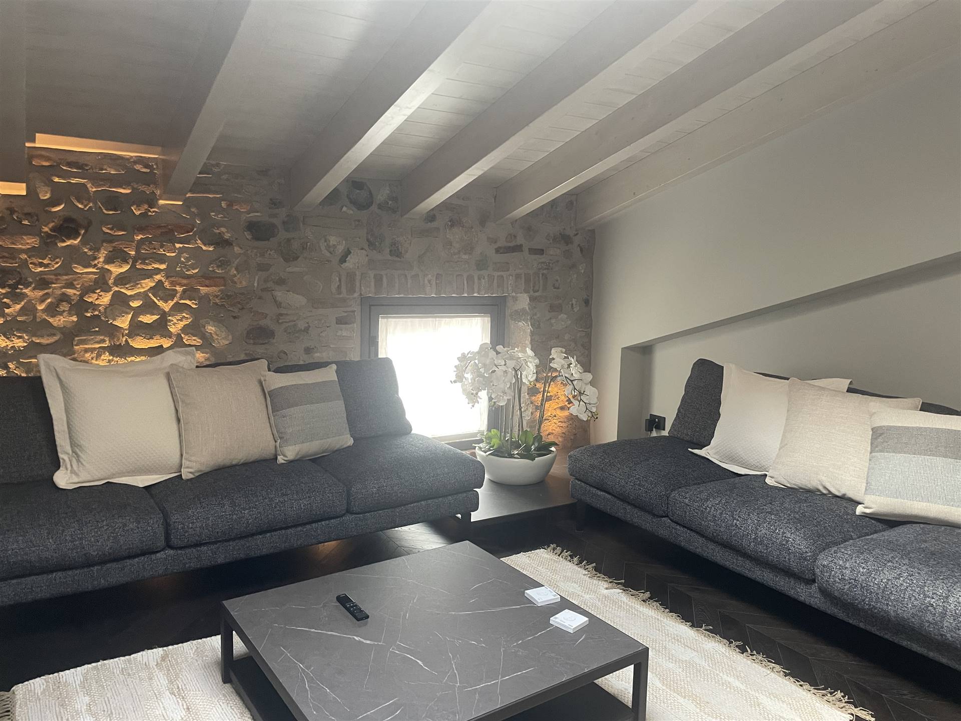 SIRMIONE, Penthouse for sale of 100 Sq. mt., Restored, Heating Individual heating system, Energetic class: A+, placed at 2°, composed by: 3 Rooms, 