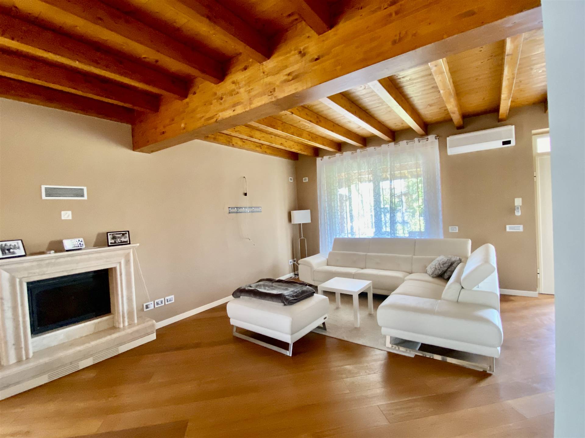 Questa elegante villa bifamiliare è ubicata in un bel quartiere residenziale di San Martino della Battaglia e adeguata per una famiglia che ama il 