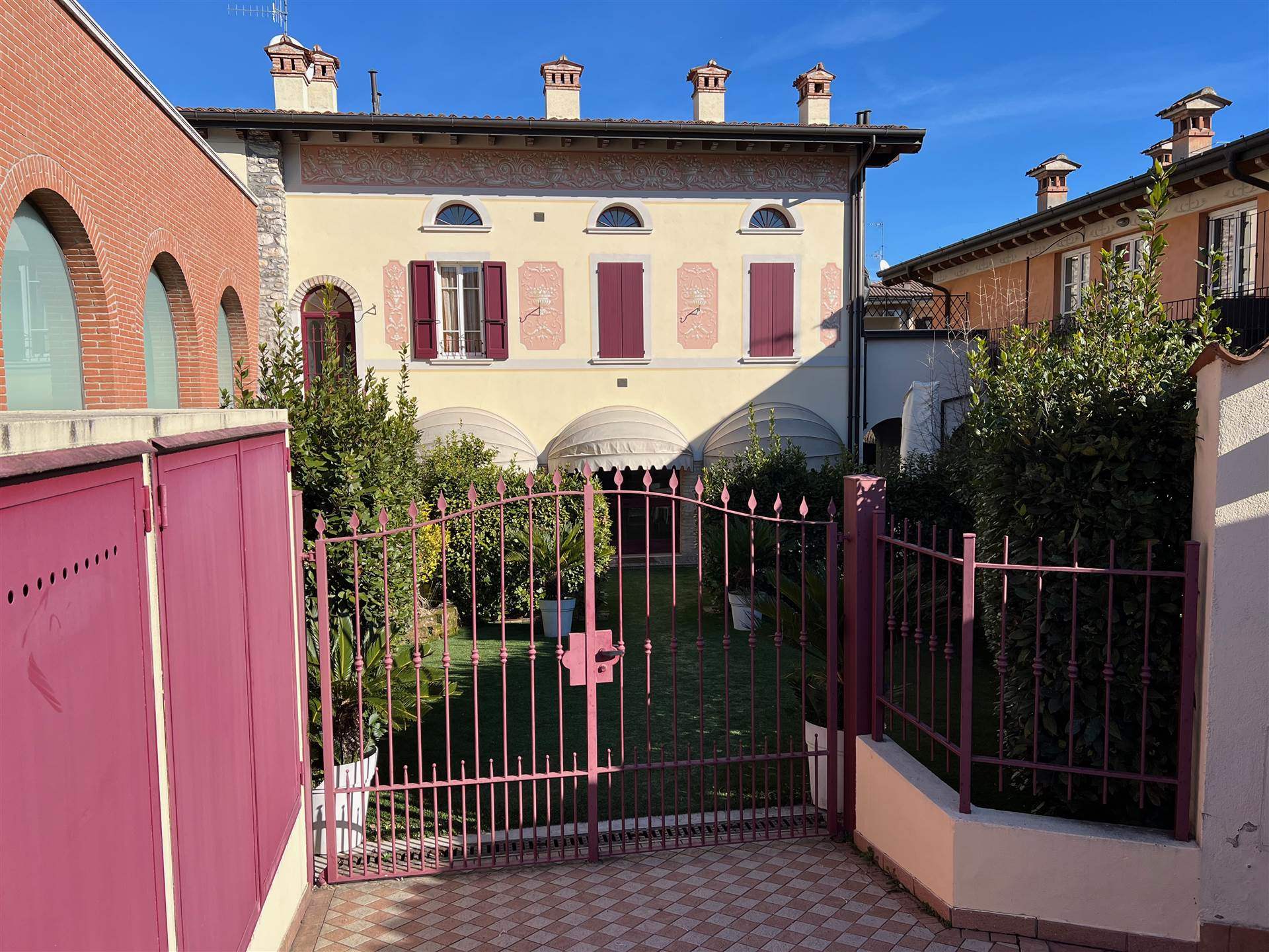 SAN FELICE DEL BENACO, Apartment for sale of 130 Sq. mt., Restored, Heating To floor, Energetic class: G, placed at Ground, composed by: 5 Rooms, 