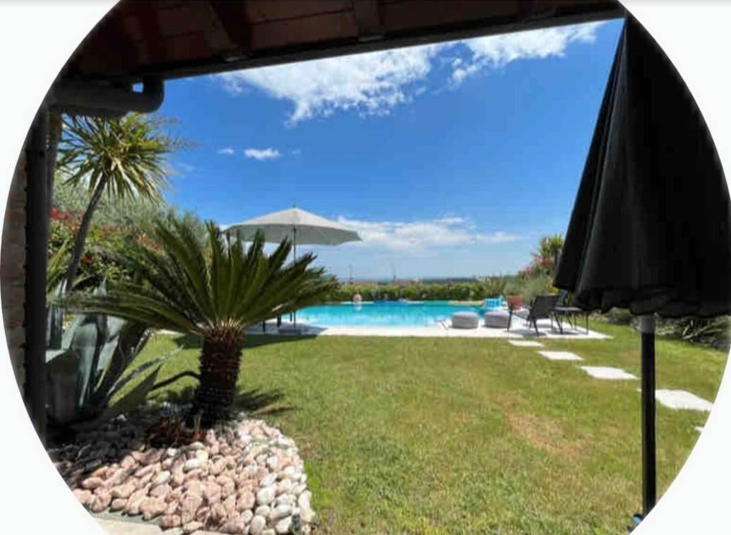 Lonato Del Garda , Abeni Immobiliare verkauft ein elegantes Reienhaus auf zwei Ebenen mit ca. 350qm privatem Garten und Pool mit Seeblick. Die 