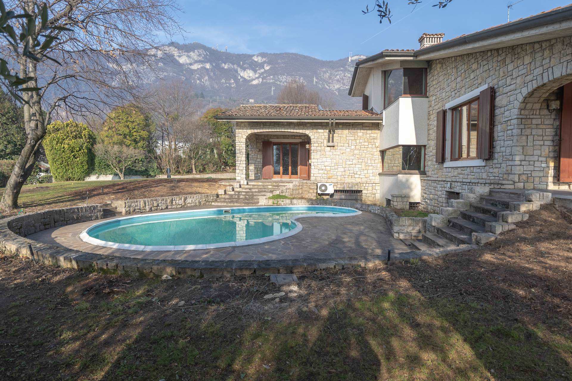In the town centre, in a very quiet area at the foot of the mountains with absolute privacy, we offer a prestigious single villa with a garden of 2000 square metres and a private swimming pool. The 